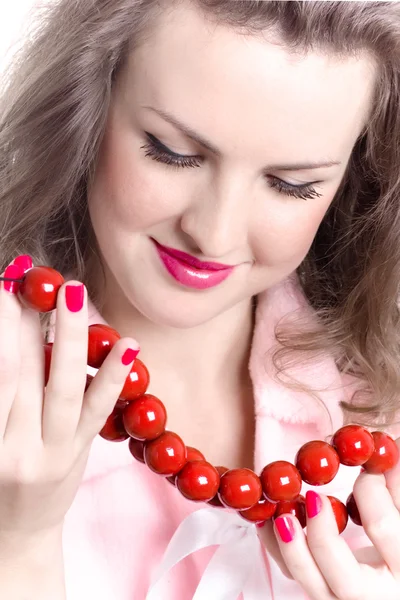 Femme avec des perles rouges — Photo