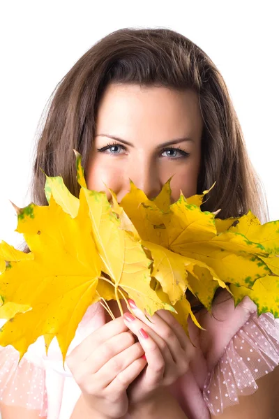Jeune femme aux feuilles jaunes — Photo