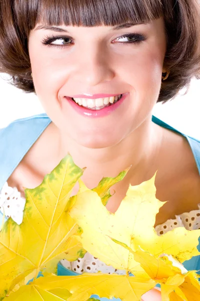 Młoda kobieta z żółtymi liśćmi — Zdjęcie stockowe