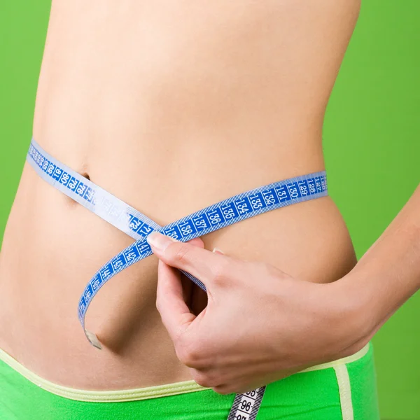 Vrouw haar slanke lichaam meten — Stockfoto