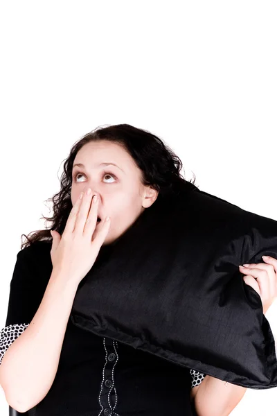 Vacker gapande kvinna håller en kudde — Stockfoto
