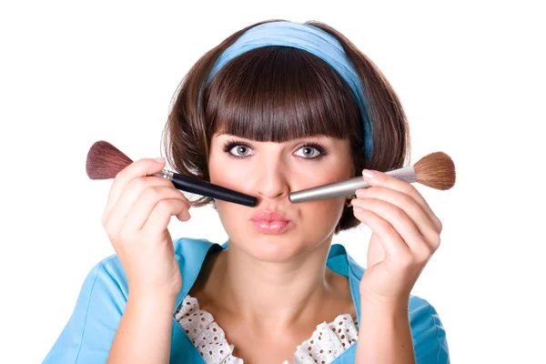 Женщина с двумя щетками для макияжа — стоковое фото