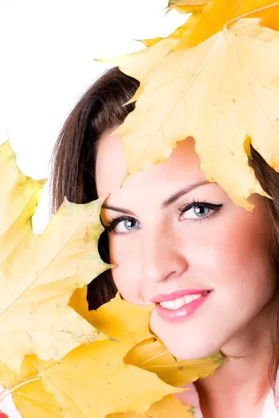 Mladá žena s žluté listy — Stock fotografie