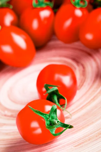 나무 식탁에 놓인 토마토 — 스톡 사진