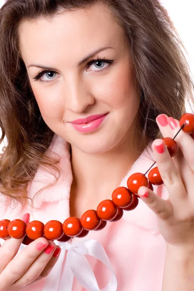 Attraktive, brünette Frau mit roten Perlen — Stockfoto