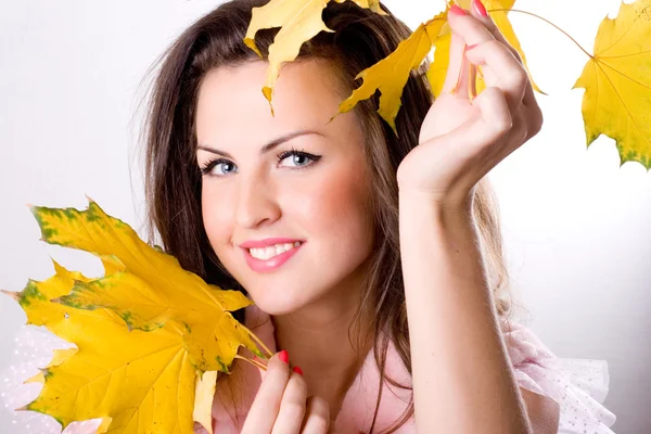 Donna con foglie gialle — Foto Stock