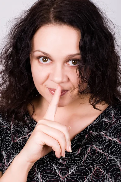 Женщина с пальцем на губах — стоковое фото