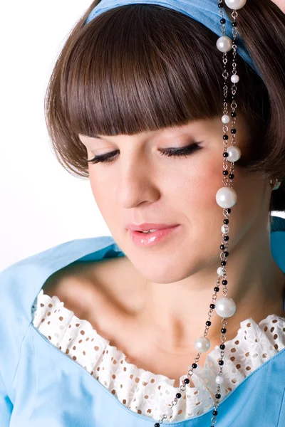 Donna bruna con perline di perle — Foto Stock