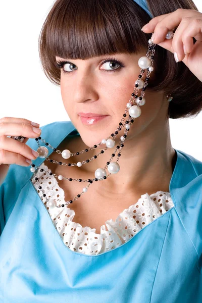 Kvinna i blå klänning med pärlor — Stockfoto