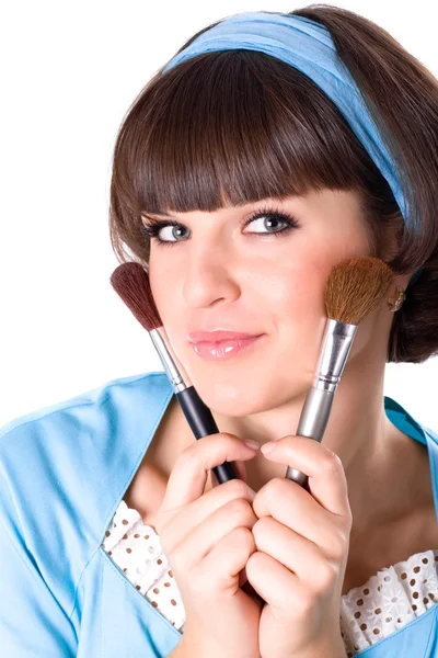 Vrouw in blauwe jurk met twee make-up brushe — Stockfoto
