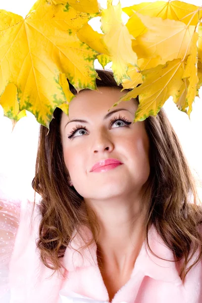 Mulher com folhas amarelas — Fotografia de Stock