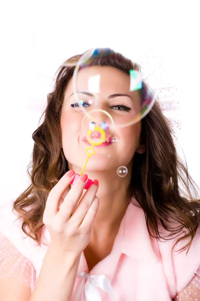 Bonita chica soplando burbujas de jabón — Foto de Stock
