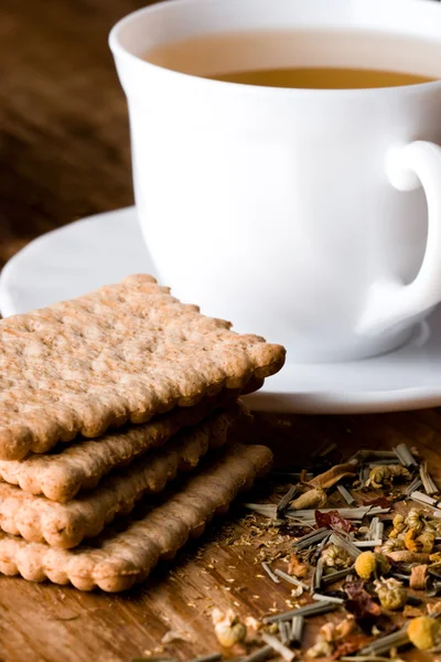 Чашка чая и свежее печенье — стоковое фото