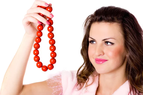 Attrayant brunet femme avec des perles rouges — Photo