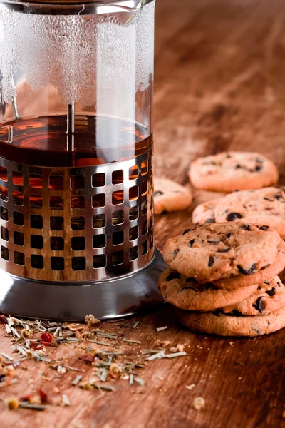 フレンチ プレス熱いお茶と焼きたてのクッキー — ストック写真