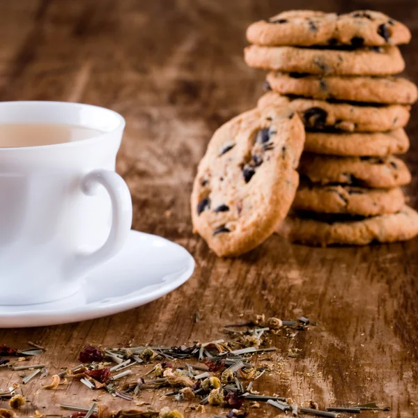 Tasse Kräutertee und ein paar frische Kekse — Stockfoto