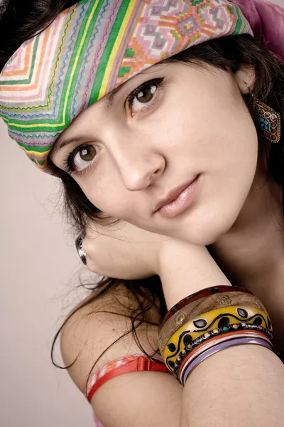 Hermosa joven hippie mujer — Foto de Stock