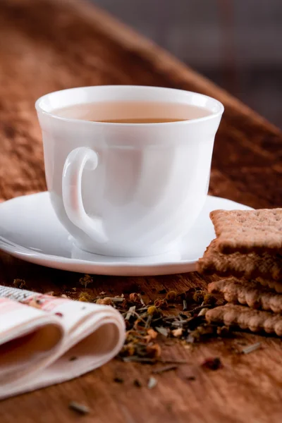 Xícara de chá de ervas e alguns biscoitos frescos — Fotografia de Stock