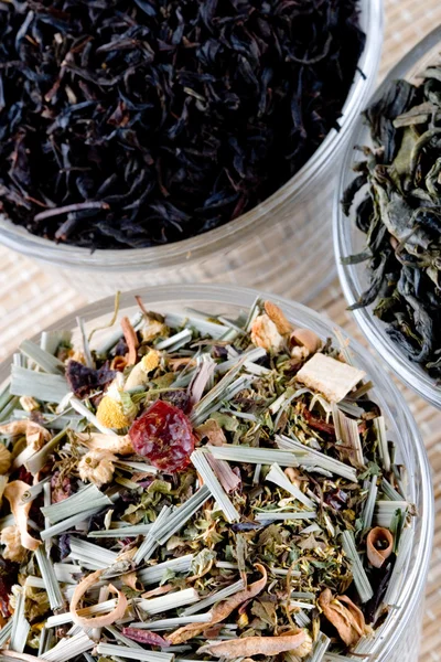 Drie soorten droge thee in glazen — Stockfoto
