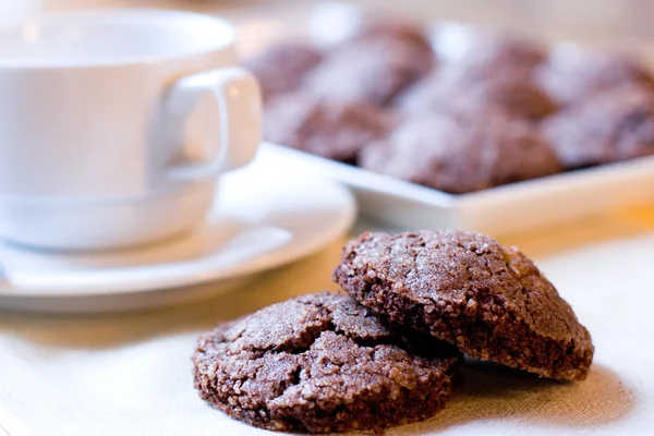 Ceașcă de ceai și prăjituri de ciocolată — Fotografie, imagine de stoc