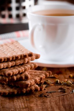 bardak bitkisel çay ve taze kurabiye