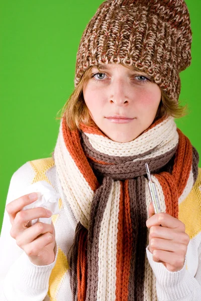 Frau mit Taschentuch und Thermometer — Stockfoto