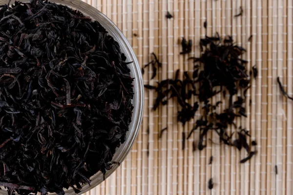 Высокое качество черный чай в стекле — стоковое фото