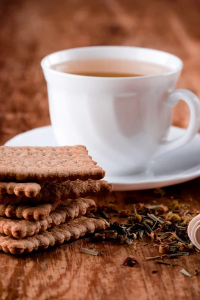 Xícara de chá de ervas frescas e alguns biscoitos — Fotografia de Stock