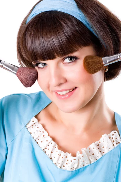 Brunette femme avec deux pinceaux de maquillage — Photo