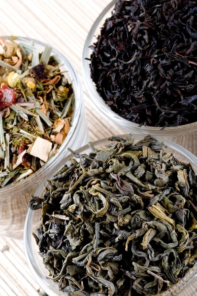 Drie soorten droge thee in glazen — Stockfoto