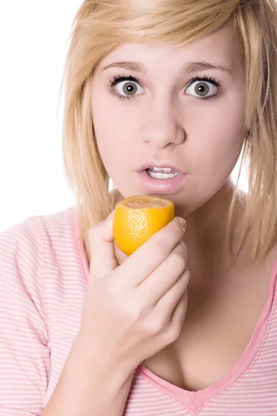 Belle Jeune Fille Mangeant Citron Gros Plan Sur Fond Blanc — Photo