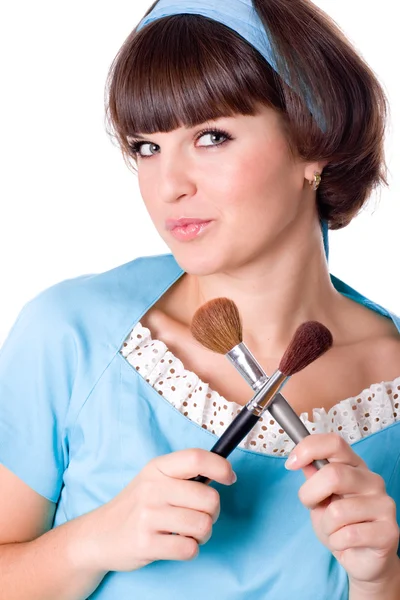 Brunet kadınla iki makyaj fırçaları — Stok fotoğraf