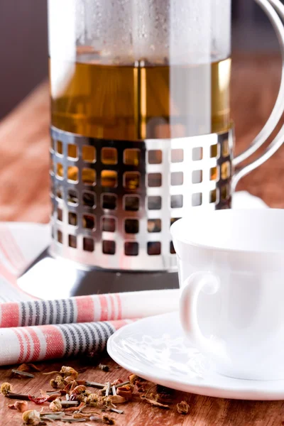 法国新闻与木桌上的草药茶和杯特写 — 图库照片