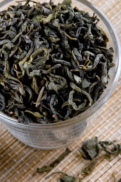 Wysokiej Jakości Zielonej Herbaty Szkło Zbliżenie Słoma Tło — Zdjęcie stockowe