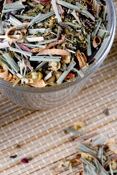 Высококачественный Травяной Чай Стеклянном Макро Соломенном Фоне — стоковое фото