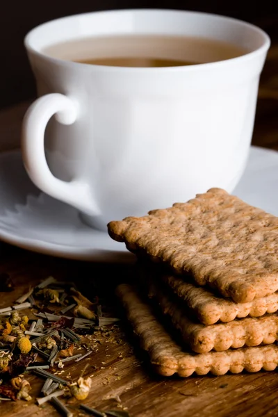Xícara de chá de ervas e alguns biscoitos frescos — Fotografia de Stock