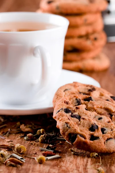 Taza de té de hierbas y algunas galletas frescas —  Fotos de Stock