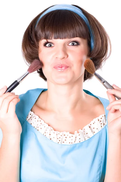 Vrouw in blauwe jurk met twee make-up borstels — Stockfoto