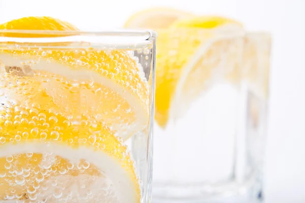 Due Bicchieri Con Acqua Gassata Fette Limone Primo Piano — Foto Stock