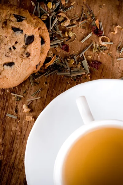 Filiżankę herbaty ziołowe i niektóre świeże ciasteczka — Zdjęcie stockowe