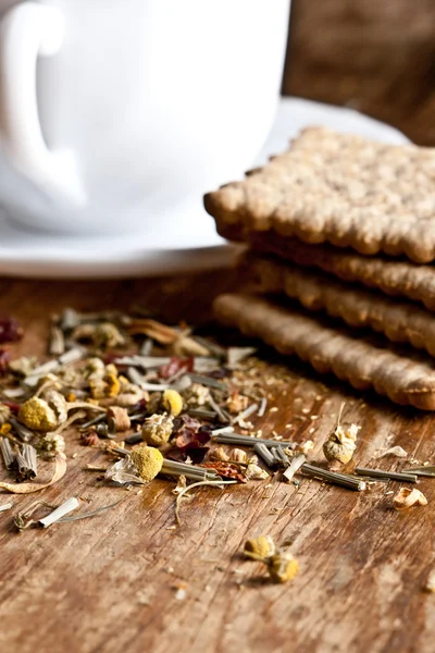 Kubek Świeżej Herbaty Ziołowe Niektóre Pliki Cookie Zbliżenie Drewnianym Stole — Zdjęcie stockowe