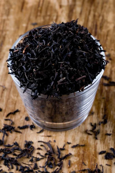 Wysokiej Jakości Herbata Czarna Szkło Zbliżenie Drewniane Tła — Zdjęcie stockowe