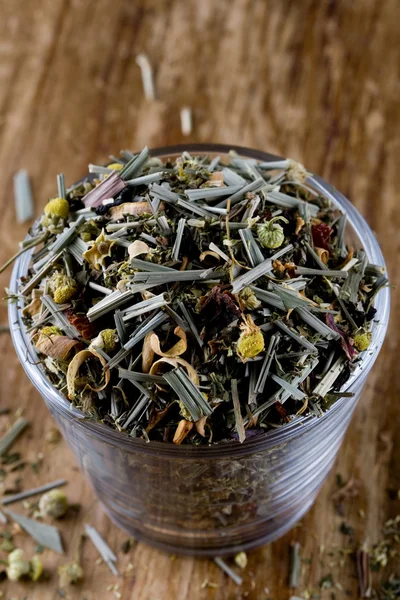 Высококачественный Травяной Чай Стеклянном Макро Деревянном Фоне — стоковое фото