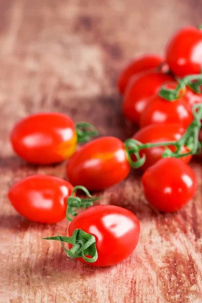 Färska Tomater Gäng Närbild Träbord — Stockfoto