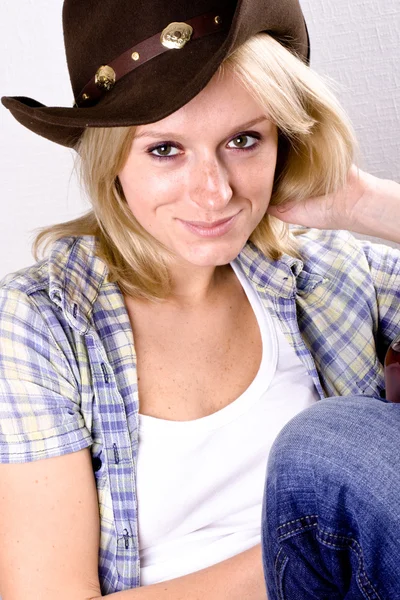 Ganska Västerländska Kvinnan Cowboy Skjorta Och Hatt Isolerad Vit Bakgrund — Stockfoto
