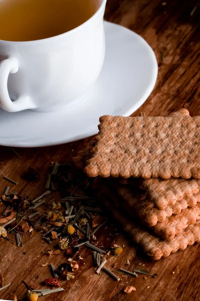 Xícara de chá de ervas frescas e alguns biscoitos — Fotografia de Stock