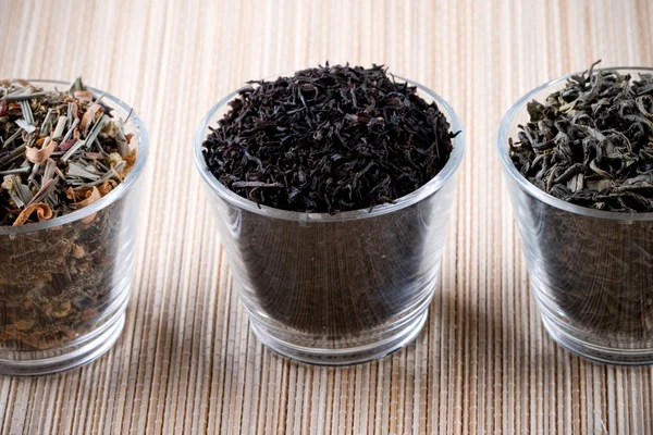 Três tipos de chá seco em copos — Fotografia de Stock