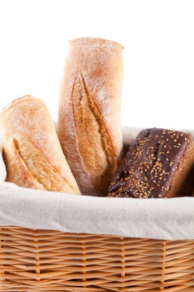 Φρέσκο ψωμί σε ένα καλάθι — Φωτογραφία Αρχείου