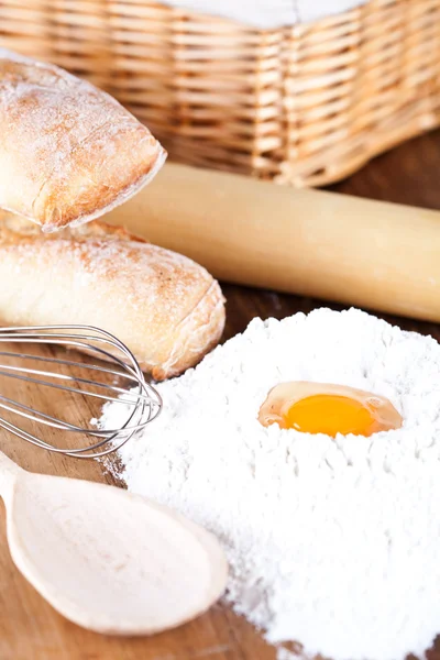 Natura morta di pane, farina, uova e utensili da cucina — Foto Stock