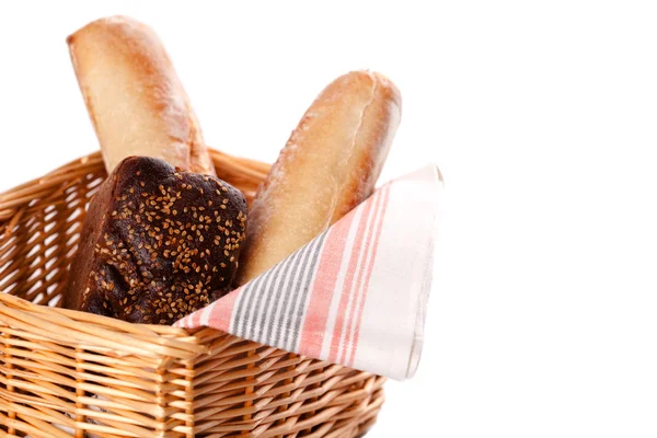 Pão fresco em uma cesta — Fotografia de Stock
